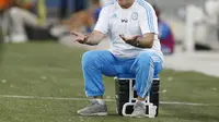Aksi Marcelo Bielsa saat menjadi pelatih Olympique Marseille (8/8/2015). Kegagalan mendatangkan Bielsa membuat fans Lazio menggelar aksi protes.  (EPA/Guillaume Horcajuelo)