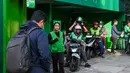 Para penumpang menggunakan ojek daring di luar stasiun kereta api saat jam sibuk di Jakarta pada Kamis 21 Mei 2026. (BAY ISMOYO/AFP)