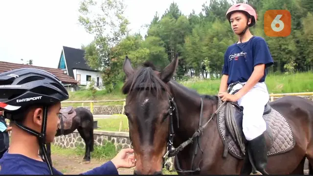 Anak-anak berkuda di wisata Edupark Mabda Islam, Kecamatan Nyalindung, Kabupaten Sukabumi. (Liputan6.com/Fira Syahrin).