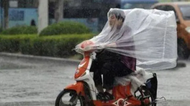 Kumpulan Potret Jas Hujan yang Bikin Kamu Jadi Pusat Perhatian (ist)