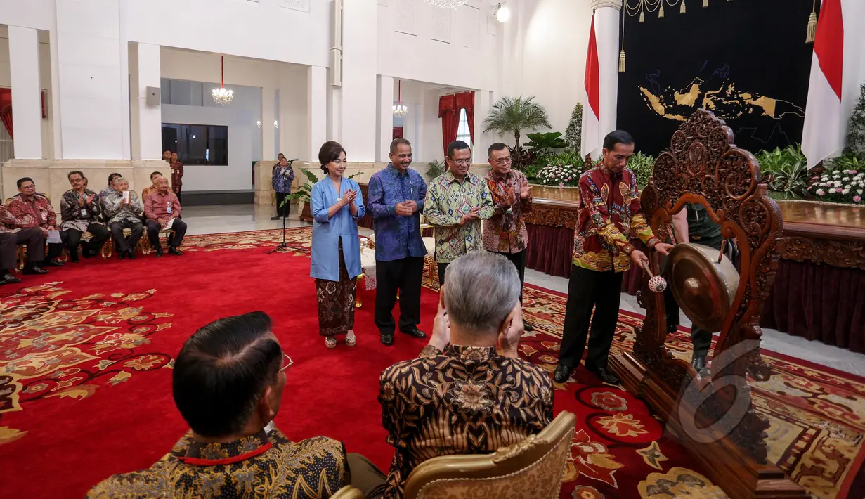 Presiden Jokowi (kanan) memukul gong sebagai tanda pembukaan Musyawarah Nasional VII Gabungan Pengusaha Jamu dan Obat Tradisional Indonesia (GP Jamu), di Istana Negara, Jakarta, Senin (25/5/2015). (Liputan6.com/Faizal Fanani)