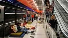 Orang-orang berlindung di stasiun metro bawah tanah saat sirene serangan udara memperingatkan datangnya rudal Iran di Tel Aviv, Israel, Sabtu, 7 Maret 2026. Sirene serangan udara di Tel Aviv, Israel, kembali meraung menyusul gelombang baru serangan rudal dari Iran. (AP Photo/Ohad Zwigenberg)