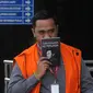 Anggota DPRD Kota Malang Syamsul Fajrih tiba Gedung KPK, Jakarta, Kamis (22/11). Syamsul terlihat menutupi wajahnya dengan buku tulisan Tan Malaka berjudul 'Dari Penjara ke Penjara'. (Merdeka.com/Dwi Narwoko)