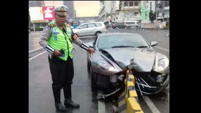 Aston Martin DB9 tabrak separator busway di kawasan Harmony. 