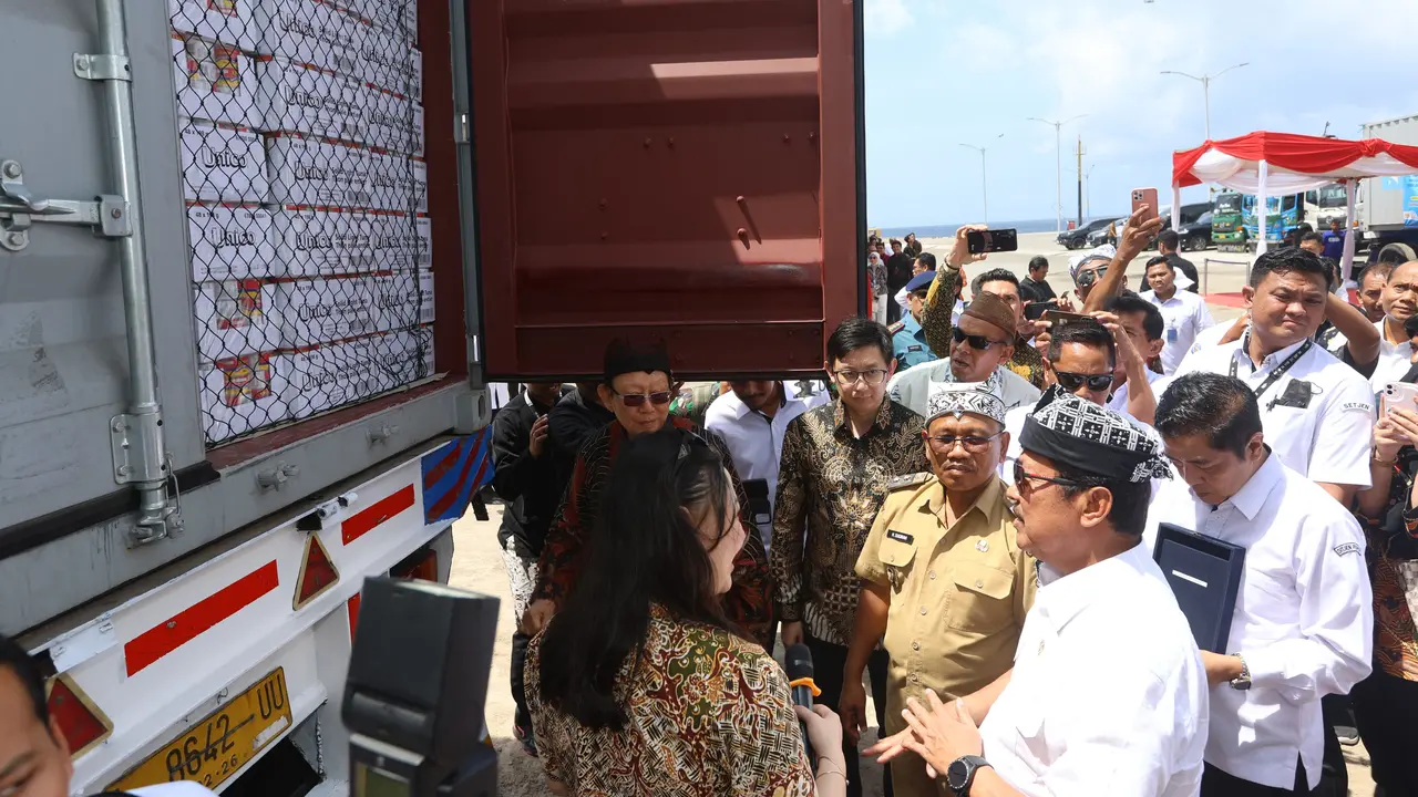 Menteri Kelautan dan Perikanan Wahyu Sakti Trenggonno (baju Putih) lepas ekspor sarden ikan tuna Produksi Banyuwangi ke Negara Kanada (Istimewa)