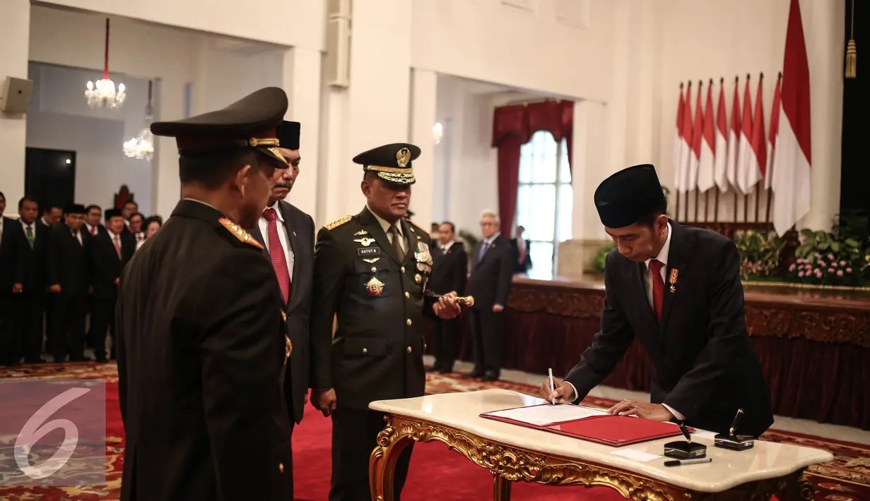 Presiden Jokowi menandatangani surat pengesahan menjabat Kapolri di Istana Negara, Jakarta, Rabu (13/7).  Tito Karnavian resmi menjadi Kapolri menggantikan Jenderal Badrodin Haiti. (Liputan6.com/Faizal Fanani)