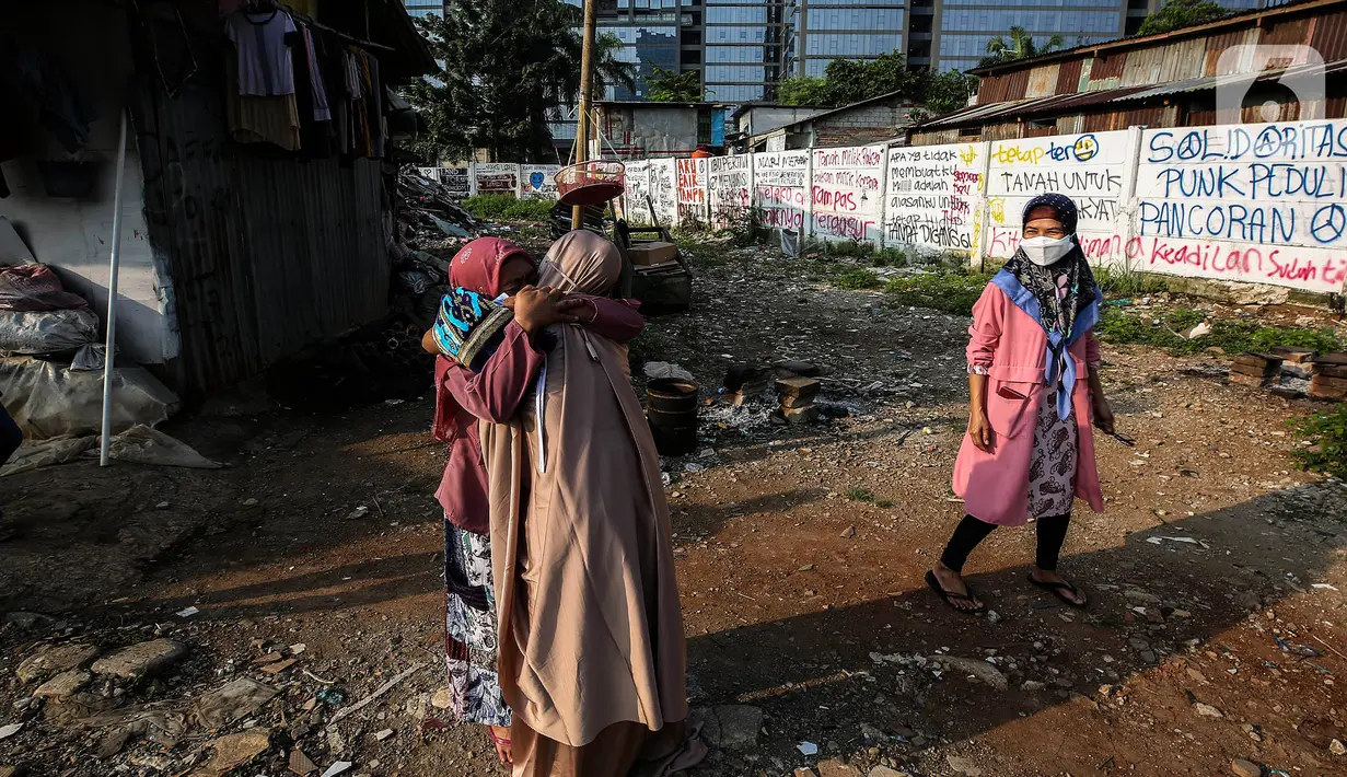 Warga berpelukan saat merayakan Idul Fitri di Pancoran Buntu II, Jakarta Selatan. Kamis (13/5/2021). Mayoritas umat Muslim di Indonesia melaksanakan Sholat Id sesuai dengan ketetapan pemerintah pada Rabu (13/5/2021). (Liputan6.com/Johan Tallo)