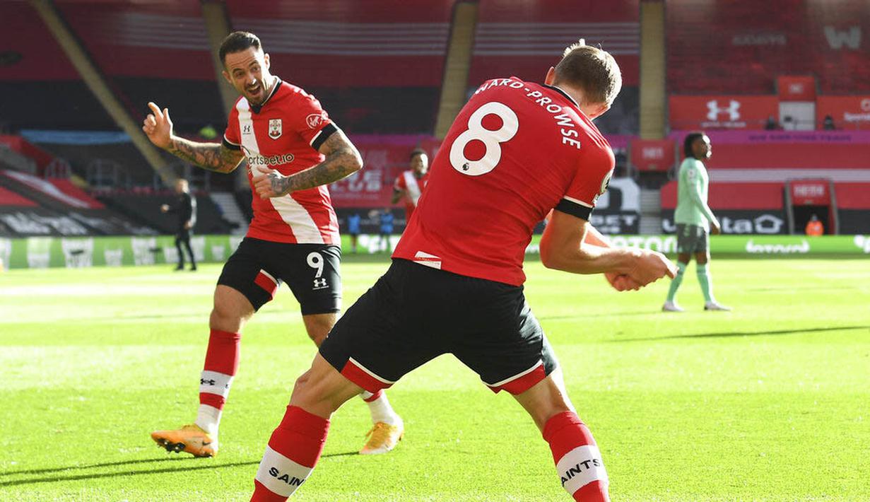 Pemain Southampton, James Ward-Prowse melakukan selebrasi bersama Danny Ings usai mencetak gol ke gawang Everton pada laga Liga Inggris di Stadion St. Mary's Minggu (25/10/2020). Southampton menang dengan skor 2-0. (Andy Rain/Pool via AP)