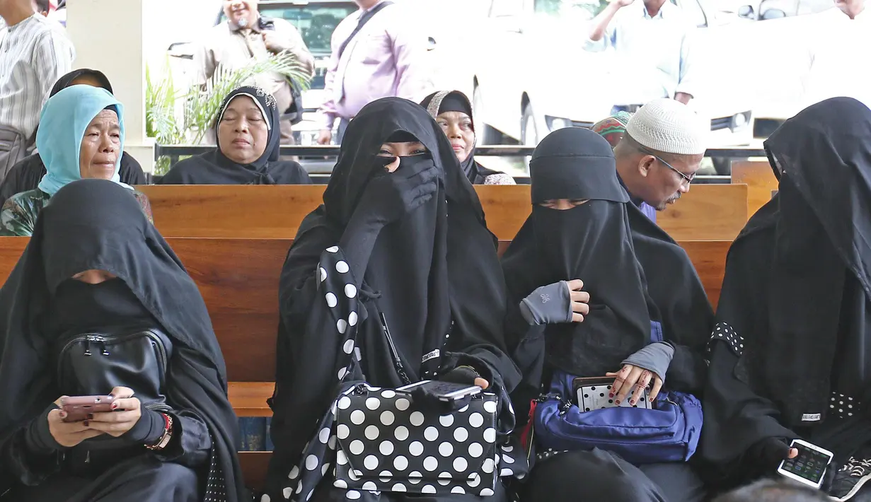 Istri komedian Caisar, Indadari (kedua kiri) bersiap menjalani sidang mediasi di Pengadilan Agama Depok, Jawa Barat, Selasa (31/10). Sidang Cerai Indadari dengan Caisar dengan putusan mediasi yang tidak dihadiri Caisar. (Liputan6.com/Herman Zakharia)