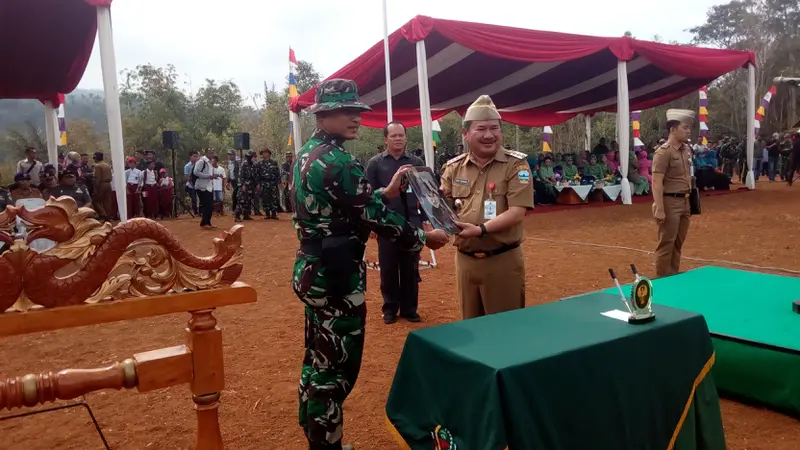 Penyerahan draft program TMMD ke 103 dari Bupati Garut Rudy Gunawan ke Dandim 0611 Garut Letkol Asyraf Aziz