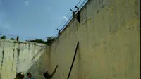 Seorang narapidana Lapas Klas 2A Kuningan, Jawa Barat, kabur dengan memanjat tembok penjara setinggi enam meter. (Liputan6.com/Panji Prayitno)