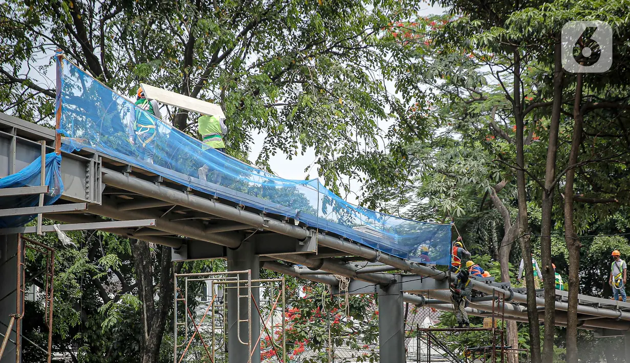 Sejumlah pekerja melakukan revitalisasi Taman Tebet menjadi Tebet Eco Garden di Tebet, Jakarta Selatan, Kamis (14/10/2021). Pembangunan taman seluas tujuh hektare tersebut ditargetkan selesai pada Desember tahun ini. (Liputan6.com/Faizal Fanani)
