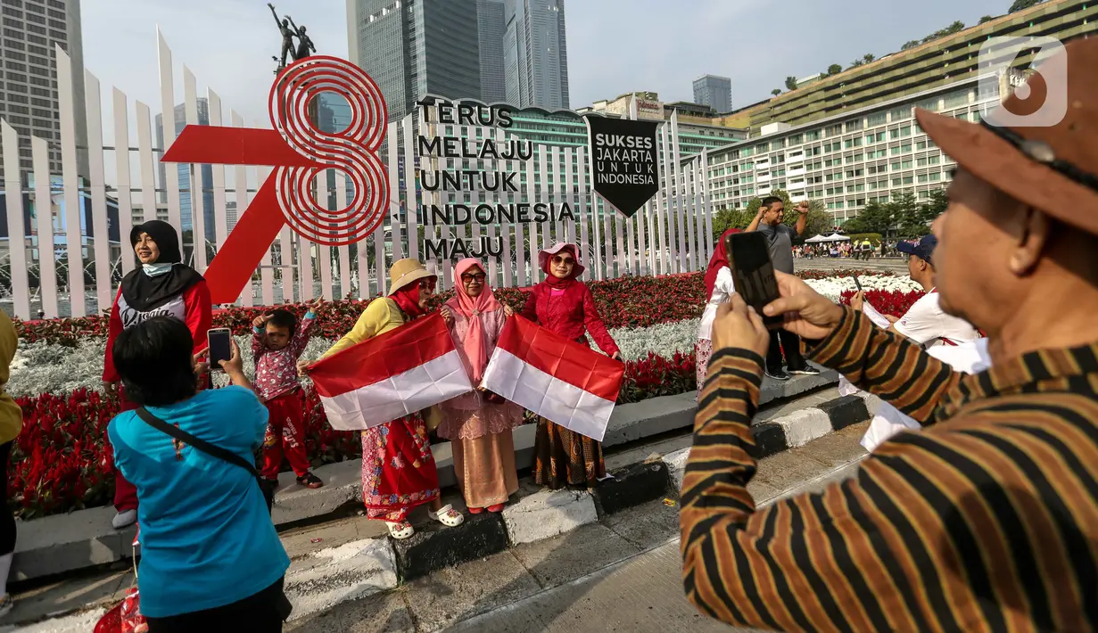 Banyak warga yang mengenakan kostum tradisional yang berswafoto dengan latar belakang angka "78" untuk menandari usia HUT RI tahun ini. (Liputan6.com/Faizal Fanani)
