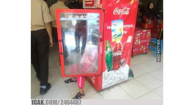 6 Tingkah Absurd Orang Indonesia Saat 'Ngadem' Ini Bikin Ngelus Dada