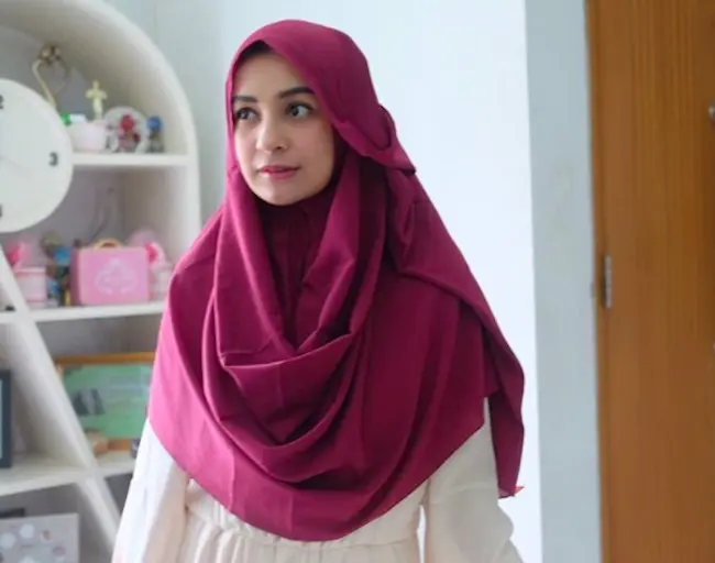 Gaya hijab Shireen Sungkar yang wajib ditiru, khususnya mama muda yang berhijab. (shireensungkar/instagram)