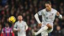Bek Liverpool, Virgil van Dijk menguasai bola saat menghadapi Crystal Palace pada laga Liga Inggris 2022/2023 di Selhurst Park, London (25/2/2023). Telah membela Liverpool sejak tengah musim 2017/2018 setelah didatangkan dari Southampton, Virgil van Dijk terus menjadi andalan di lini belakang The Reds hingga kini. Musim 2022/2023 ini ia juga tampil tajam dengan mencetak 3 gol dari 22 laga di Liga Inggris. (AFP/Glyn Kirk)