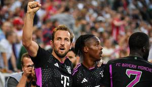 Belum sekalipun meraih trofi Liga Inggris bersama Tottenham Hotspur yang telah dibelanya selama 13 musim sejak 2010/2011 saat dipromosikan dari tim U-18, Harry Kane akhirnya hijrah ke Liga Jerman untuk bergabung dengan sang langganan juara, Bayern Munchen. Harry Kane dikontrak hingga empat tahun ke depan dengan nilai transfer senilai 100 juta euro. (AFP/Uwe Kraft)