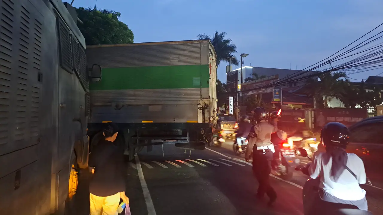 Pihak kepolisian Metro Tangerang menangani truk kontainer yang sempat viral lantaran ugal-ugalan di sepanjang jalan Hasyim Hasari hingga Jalan Veteran, Kota Tangerang.