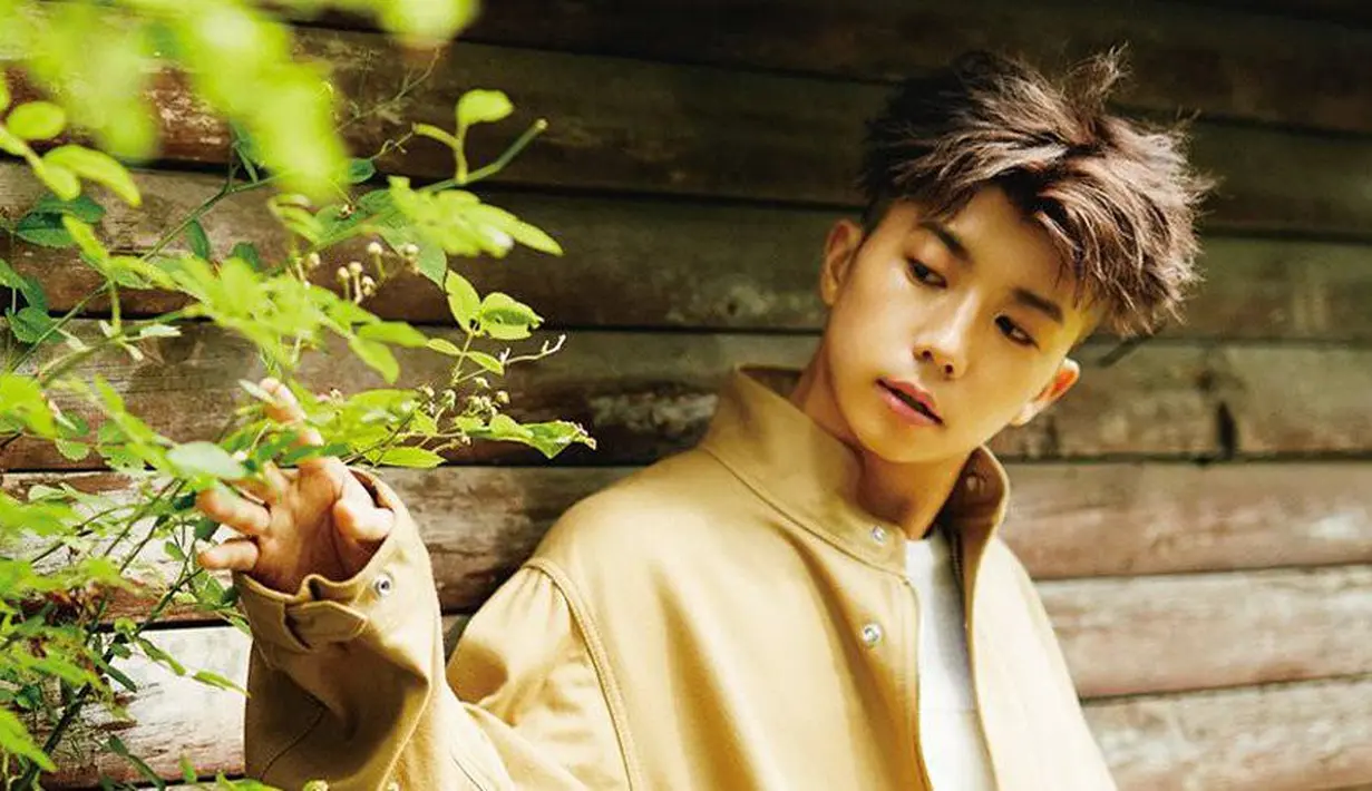 Saat sedang promosi di kawasan Gangnam, Wooyoung mendapatkan pertanyaan dari wartawan. Ia ditanya mengapa tak menjalani aktivitas solo seproduktif anggota 2PM lainnya. (Foto: allkpop.com)