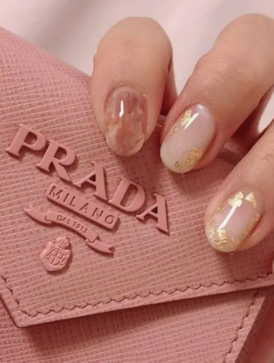 Menyulap tampilan kuku bagai marmer juga bisa jadi ide nail art seru untuk dicoba. (Foto: pinterest)