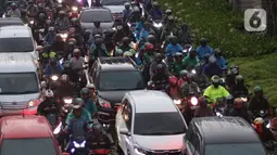 Kendaraan terjebak macet saat melintasi jalan Jenderal Sudirman Jakarta, Senin (16/3/2020). Peniadaan sementara aturan ganjil-genap  terkait dengan penyebaran virus corona Covid-19 membuat kemacetan terjadi di sejumlah wilayah Jakarta. (Liputan6.com/Angga Yuniar)