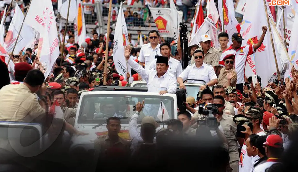 Dari atas jeepnya Ketua Dewan Pembina Partai Demokrat Prabowo Subianto menyapa para pendukungnya di Stadion GBK Jakarta (Liputan6.com/Helmi Fithriansyah)