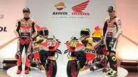 Pebalap Repsol Honda, Marc Marquez (kiri) dan Joan Mir berpose di samping motor baru pada acara peluncuran MotoGP musim 2023 di Madrid, 22 Februari 2023. (AFP/Pierre-Philippe Marcou)