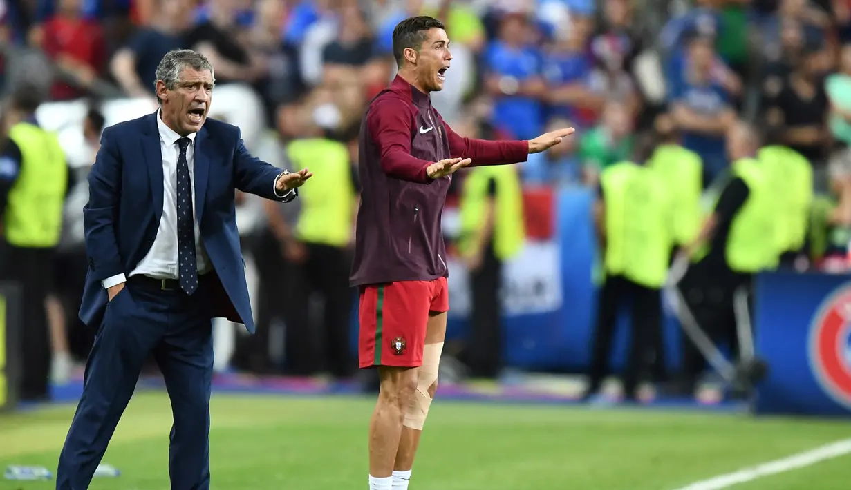 Cristiano Ronaldo bersama pelatih Portugal, Fernando Santos, memberikan instruksi kepada pemain Portugal saat melawan Prancis di laga Final Euro 2016 di Stade de France pada 10 Juli 2016. Portugal menang 1-0 atas Prancis. (AFP/Franck Fife)