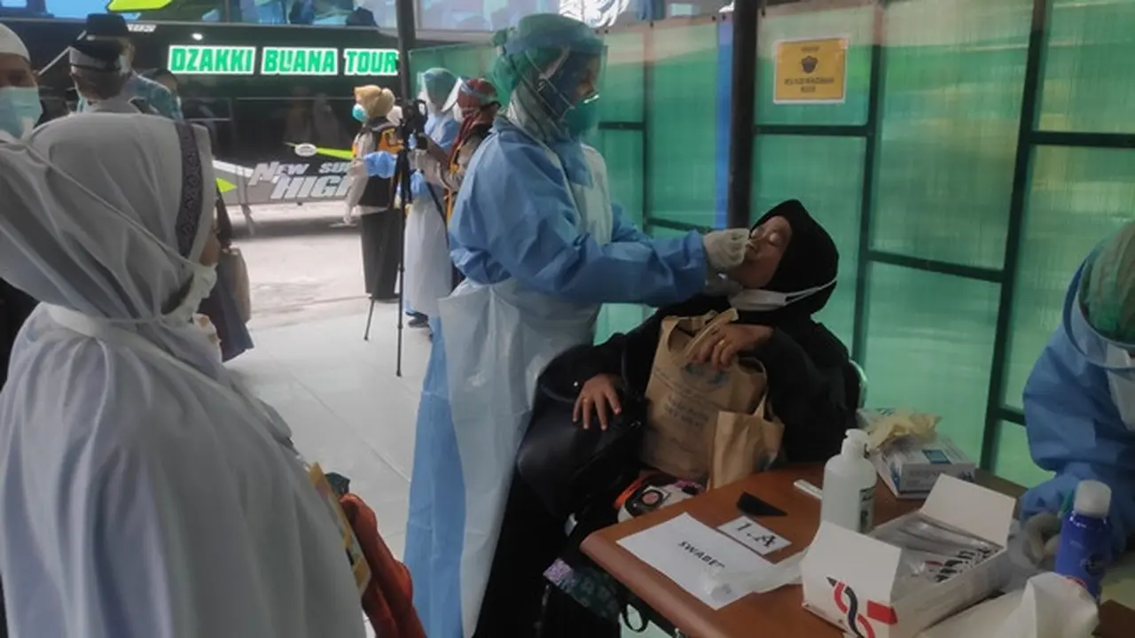 Jemaah Haji Riau lakukan tes antigen begitu sampai di Asrama Haji Pekanbaru.