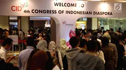 Ribuan orang memadati lokasi untuk mengikuti acara 4th Congress of Indonesian Diaspora di Kota Kasablanka, Jakarta, Sabtu (1/7). Acara kongres tersebut juga dihadiri oleh Presiden Amerika ke 44 Barack Obama. (Liputan6.com/Johan Tallo)