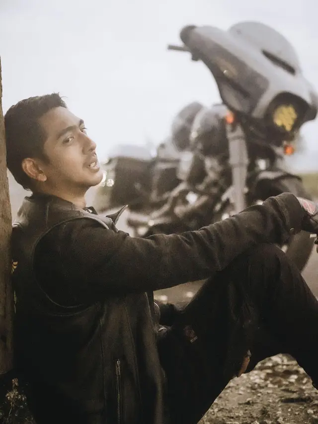 7 Potret Arya Saloka saat Touring dengan Moge, Curi Perhatian