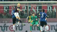 Pemain AC Milan, Alex, saat mencetak gol pertama ke gawang Inter Milan pada laga bertajuk Derby della Madonnina di Stadion San Siro, Milan, Senin (1/2/2016) dini hari WIB. (AFP/Giuseppe Cacace)