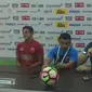 Pelatih PSM Makassar Robert Rene Alberts (dua dari kanan) bangga dengan penampilan anak asuhnya meski kalah 1-2 dari Persib Bandung pada pekan ke-12 Liga 1, Rabu (5/7/2017). (Liputan6.com/Kukuh Saokani)