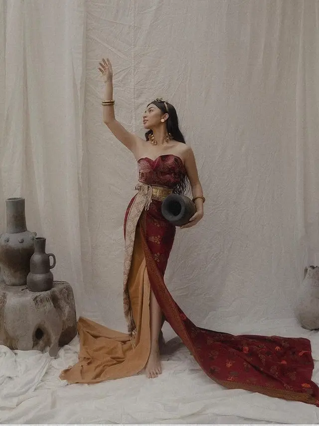 Pesona Cantik Ariel Tatum Berbalut Songket dan Tenun Bali di Pemotretan Terbaru, Dipuji Bak Bidadari