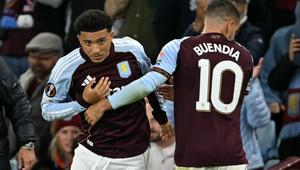 Gelandang Aston Villa asal Argentina #10, Emiliano Buendia (kanan), meninggalkan lapangan setelah digantikan oleh gelandang Aston Villa asal Inggris #19, Jadon Sancho, dalam pertandingan Phase League&nbsp;Liga Europa antara Aston Villa dan Bologna di Villa Park, Birmingham, Inggris tengah, pada 25 September 2025. (JUSTIN TALLIS/AFP)