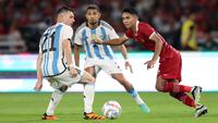 Pemain Timnas Indonesia, Marselino Ferdinan (kanan) berusaha melewati pemain Argentina, Giovani Lo Celso (kiri) dan Facundo Medina pada laga FIFA Matchday di Stadion Utama Gelora Bung Karno (SUGBK), Senayan, Jakarta, Senin (19/06/2023). (Bola.com/Bagaskara Lazuardi)