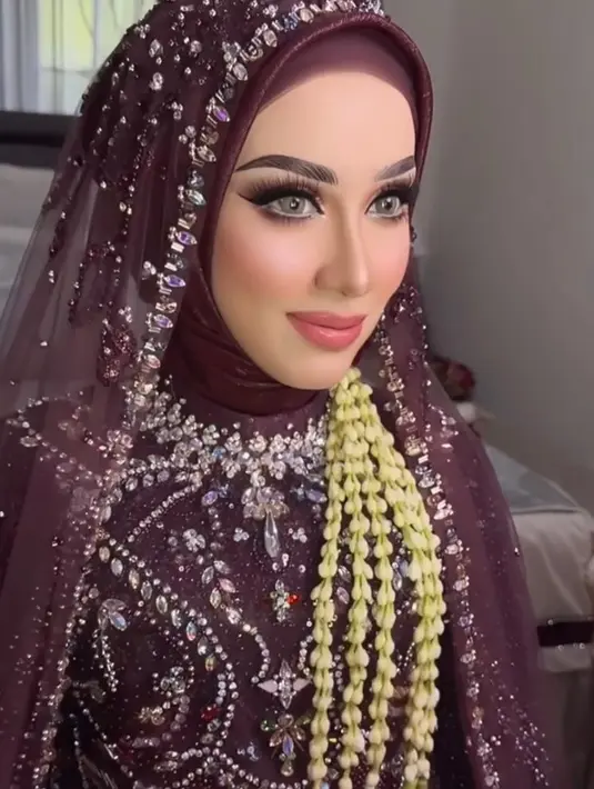 Eyeshadow warna-warna gelap seperti coklat dan hitam dipilih untuk memberi kesan mata yang tajam. Ditambah dengan bulu mata palsu yang dramatis, serta aplikasi winged eyeliner. [@reza_zakarya_daa/adelahaddad17]