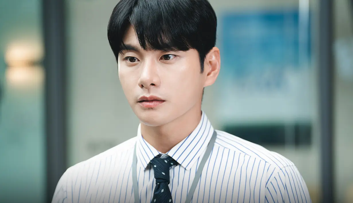 Ketika ditanya alasan memilih menjadi Park Min Hwan, Lee Yi Kyung menjawab, “Sejak pertama kali saya menerima naskahnya, saya tertarik pada fakta bahwa [Park Min Hwan] adalah seorang penjahat yang jelas karakternya, dan itulah aspek peran yang menurutku paling menarik.” (Foto: Instagram/ tvn_drama)