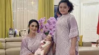 Tak hanya di panggung, KD dan Amora juga selalu hadir diberbagai acara dengan pakaian serasi. Seperti kaftan warna ungu bermotif ini foto ini. @krisdayantilemos