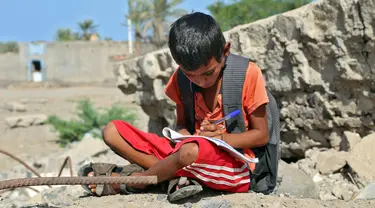 Anak-anak Yaman menghadiri kelas di luar ruangan sebuah sekolah yang rusak parah pada hari pertama tahun ajaran baru di provinsi barat Yaman yang dilanda perang Hodeida, Senin (17/10/2022). UNICEF memperkirakan bahwa lebih dari dua juta anak telah putus sekolah di Yaman, peningkatan hampir setengah juta sejak perang pecah pada 2015. (Foto oleh Khaled ZIAD / AFP).