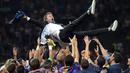 Para pemain Barcelona melakukan selebrasi kemenangan dengan mengangkat Luis Enrique. (EPA/Federico Gambarini)