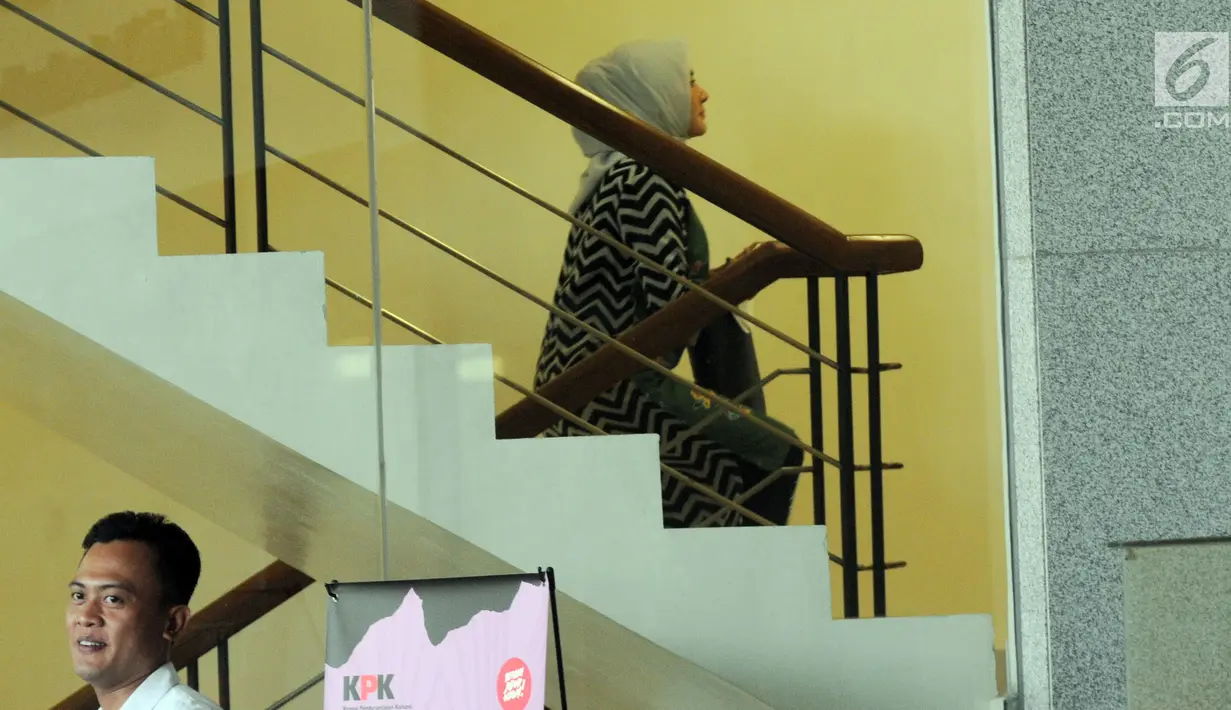 Dirut Pertamina, Nicke Widyawati (hijab) menaiki tangga untuk menjalani pemeriksaan di Gedung KPK, Jakarta, Senin (10/6/2019). Nicke Widyawati diperiksa sebagai saksi untuk tersangka mantan Dirut PLN Sofyan Basir terkait kasus dugaan suap proyek pembangunan PLTU Riau-1. (merdeka.com/Dwi Narwoko)