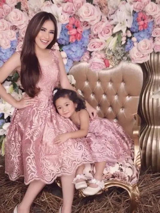 Model strappy dress lainnya yang bisa dijadikan inspirasi adalah busana yang dikenakan Ayu Ting Ting bersama putrinya Bilqis. (Instagram/ayutingting92).
