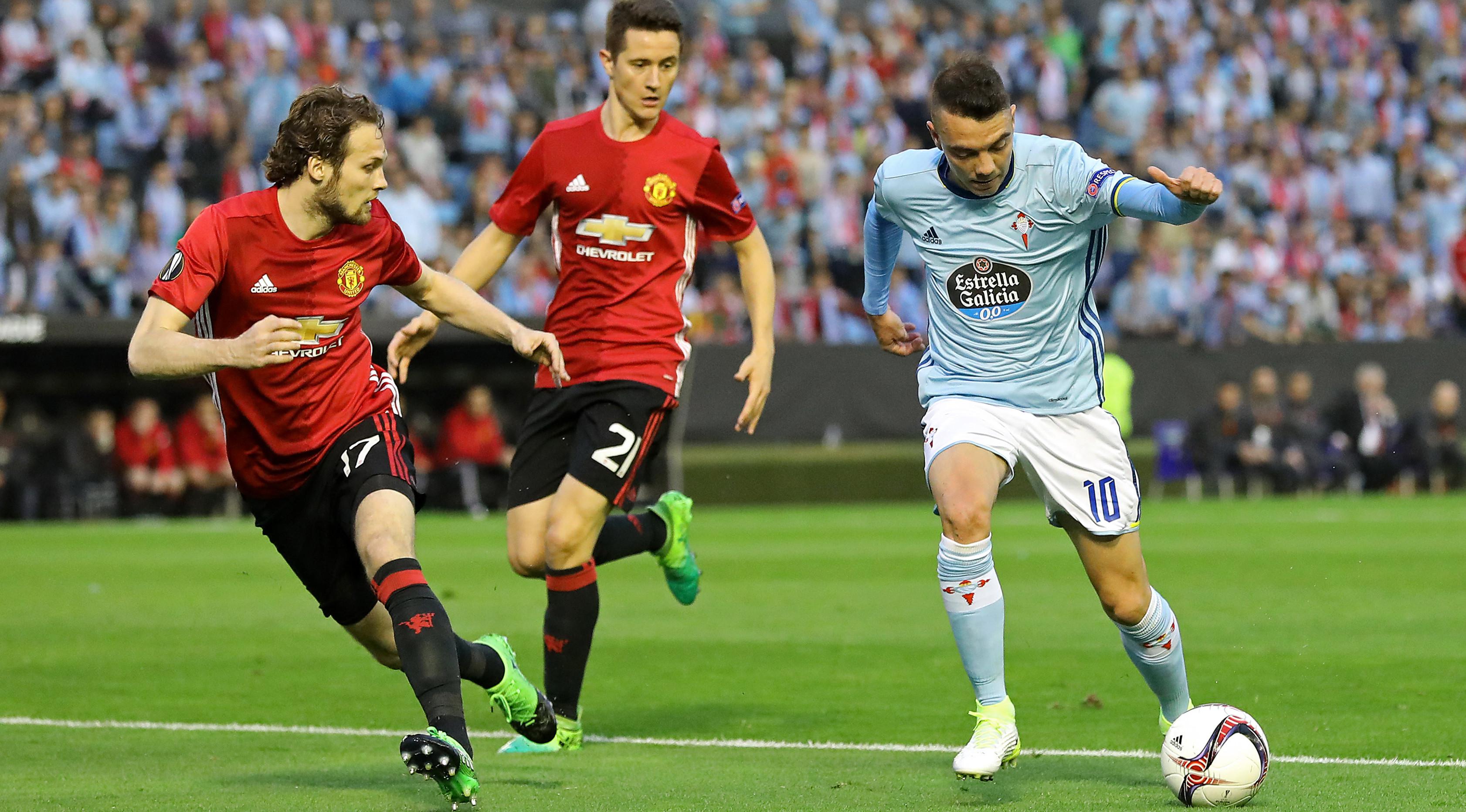 Penyerang Celta Vigo, Lago Aspas (kanan) berusaha melewati dua pemain Manchester United Vigo pada pertandingan leg pertama semifinal Liga Europa di stadion Balaidos, Spanyol (5/5). MU menang 1-0 atas Celta Vigo. (AFP Photo/Cesar Manso)