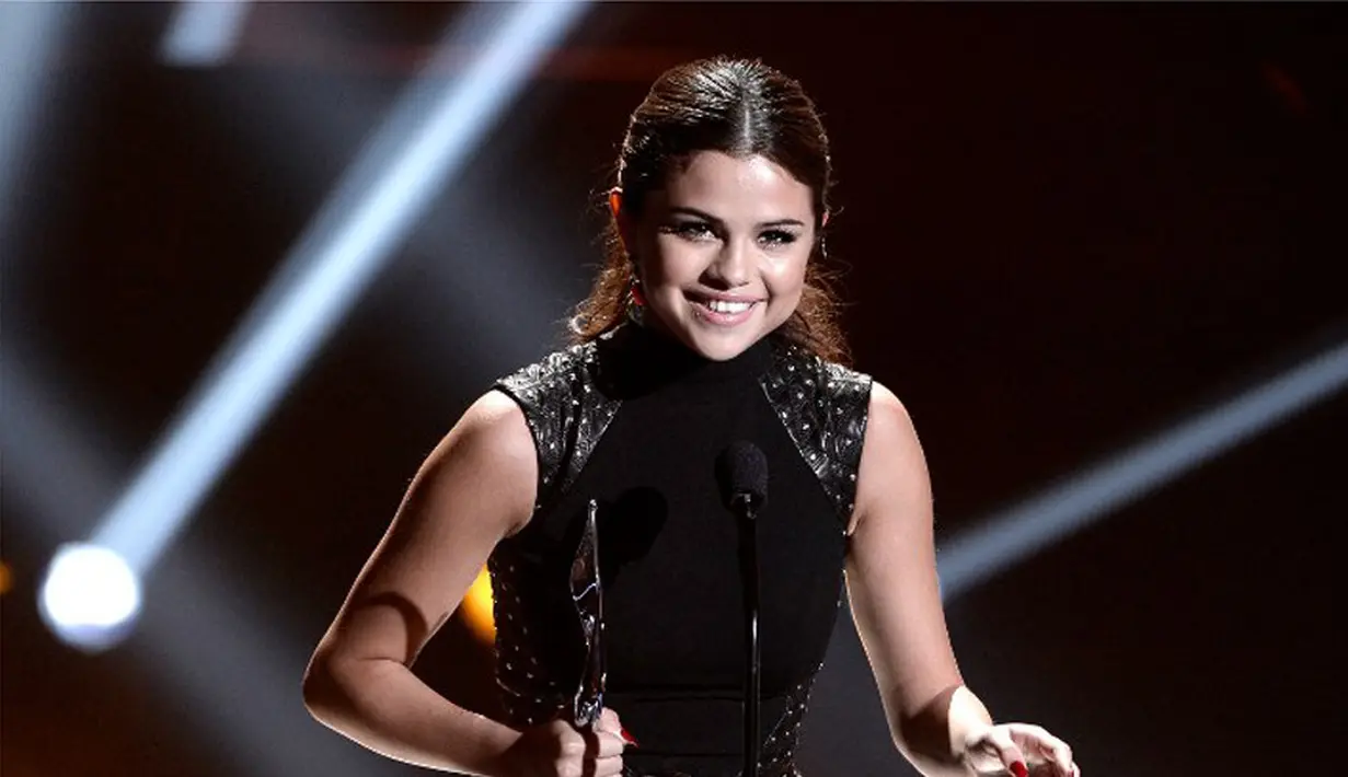 Selena Gomez dan The Weeknd, sepasang kekasih yang selalu mendukung satu sama lain. Terlihat Selena yang menemani The Weeknd saat tampil di konsernya, senyum manis Selena hadir di balik panggung itu. (AFP/Bintang.com)