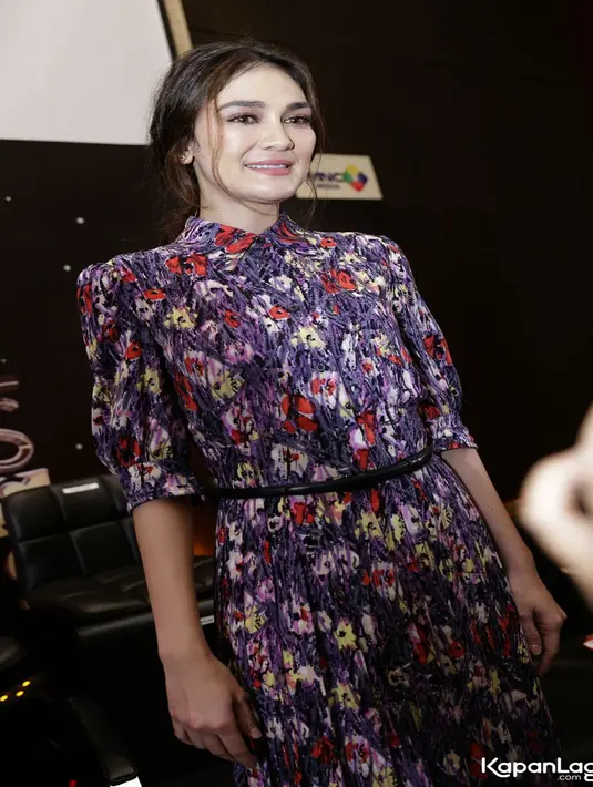 Dalam balutan dress simple, ia pun terlihat elegan. Tatanan rambut Luna selalu sama. (Kapanlagi.com/Agus Apriyanto)