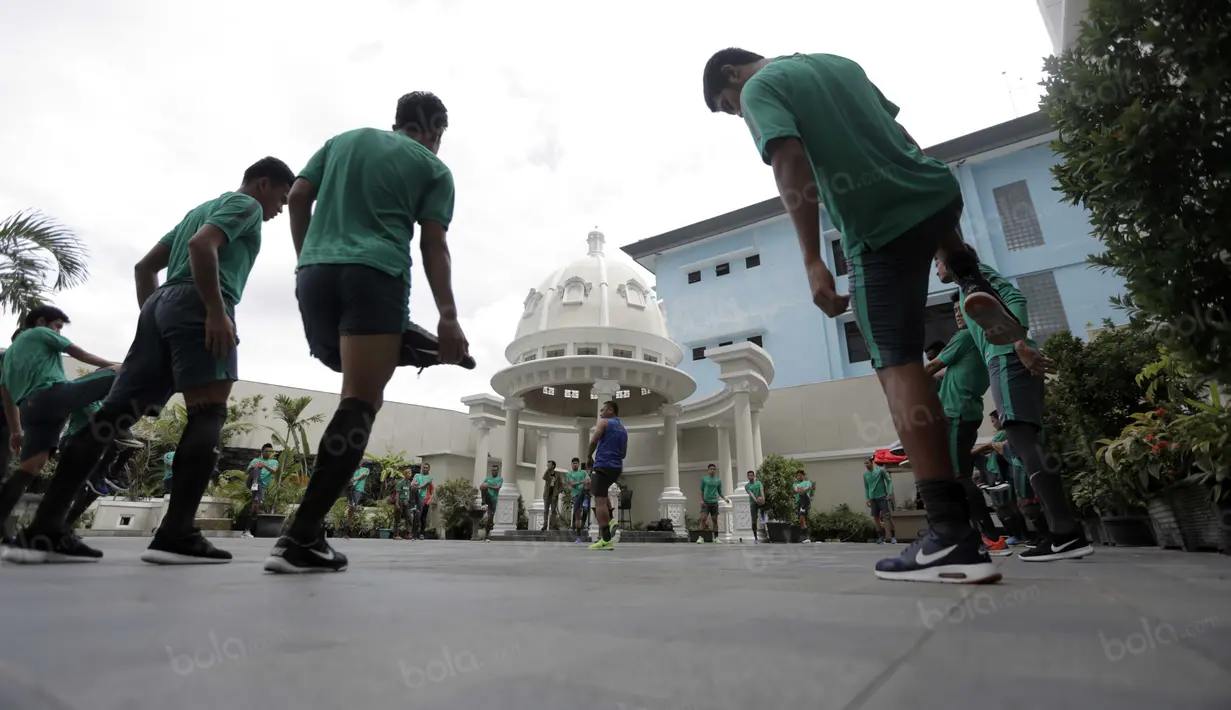 Para pemain Timnas Indonesia antusias mengikuti sesi latihan pagi di kolam renang Hotel Sahid Rich, Yogyakarta, Minggu (9/10/2016). (Bola.com/Nicklas Hanoatubun)