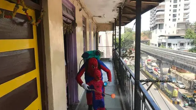 Kisah pria India berkostum unik selama mengampanyekan bahaya COVID-19 sekaligus beri masker.