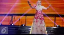 Aksi panggung diva Malaysia Siti Nurhaliza saat tampil pada Konser Raya 21 Tahun Indosiar, Istora Senayan, Jakarta (11/1/2016). Siti langsung menyapa penonton lewat lagu bernuansa melayu berjudul Nirmala. (Liputan6.com/Gempur M Surya)