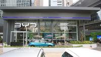 Berada di Kawasan Pusat Bisnis Sudirman, Jakarta, dealer flagship BYD Harmony Sudirman 4S dekat dengan jalan utama kota dan memiliki akses transportasi yang nyaman,